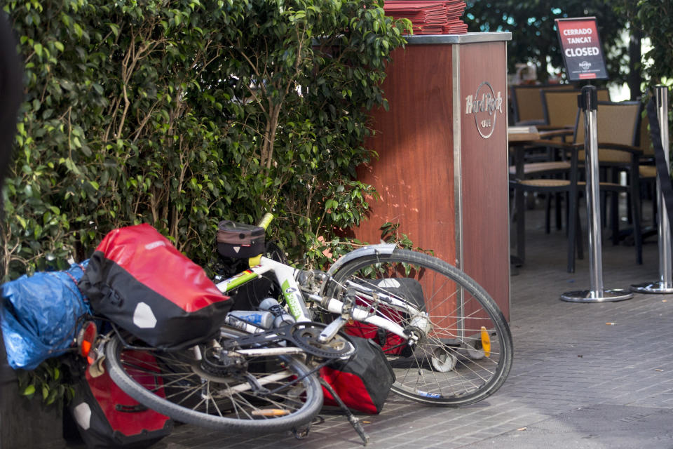 <p>GRA244. BARCELONA, 17/08/2017.- Una bicicleta tirada junto a un local cerrado en el lugar del atentado ocurrido hoy en las Ramblas de Barcelona, un atropello masivo en el que una furgoneta ha arrollado a varios peatones que paseaban por la zona. EFE/Quique García </p>