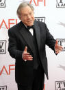 ARCHIVO - El actor George Segal llega a la entrega del Premio a la Trayectria de AFI en honor a Mike Nichols el 10 de junio de 2010 en Culver City, California. Segal, actor nominado a un Oscar por "Who's Afraid of Virginia Woolf?" y coprotagonista de "The Goldbergs", murió el martes 23 de marzo de 2021. Tenía 87 años. (AP Foto/Chris Pizzello, Archivo)