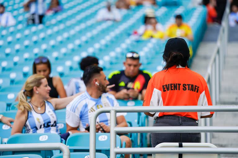 Agentes de seguridad en el Hard Rock Stadium.