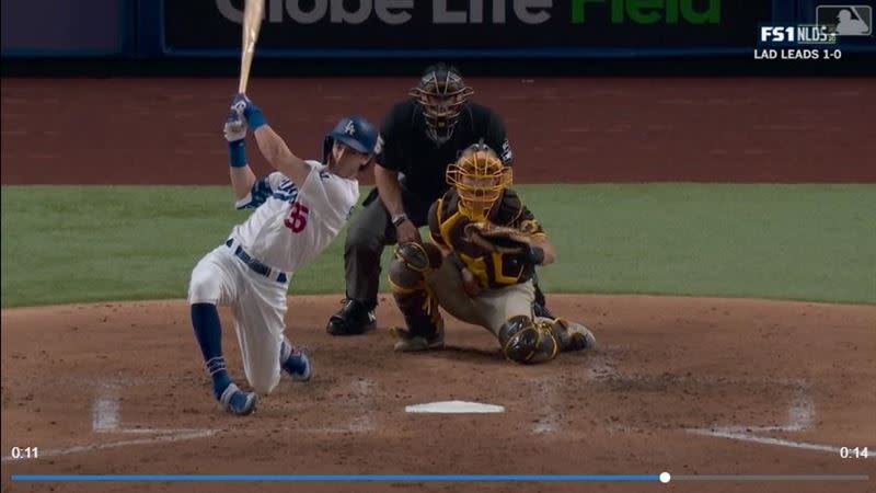 貝林傑（Cody Bellinger）單膝跪地開轟。（圖／翻攝自MLB官網）