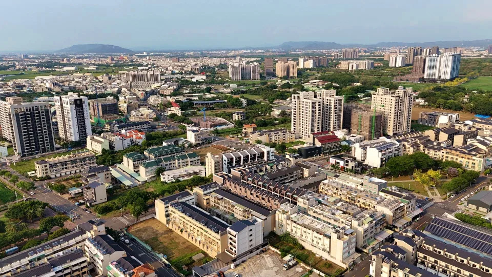 永慶房產集團統計七都近三年同期的建照申請戶數變化，台中和高雄是今年唯二住宅建照量年增幅正成長的都會區。房市示意圖/永慶房屋提供