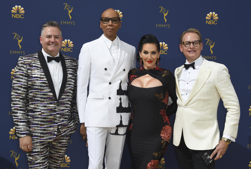 Ross Mathews, de izquierda a derecha, RuPaul Charles, Michelle Visage y Carson Kressley llegan a la 70a entrega de los Emmy el lunes 17 de septiembre de 2018, en el Microsoft Theater en Los Angeles. (Foto Jordan Strauss/Invision/AP)