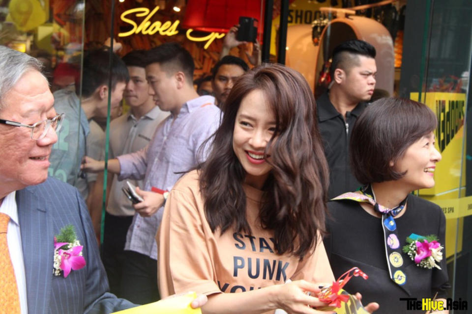 The Korean actress graced the grand opening of the shoe store at Fahrenheit88