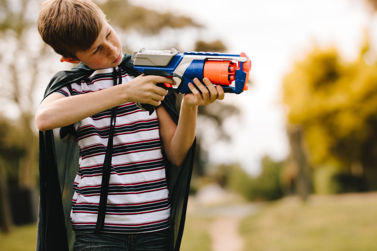 Should kids play with toy guns? Experts and parents share their thoughts. (Photo: Getty Creative)