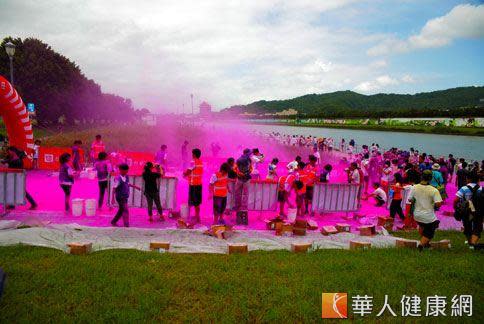 台灣最大型彩色路跑今日登場，共有1萬5千多人參加，讓河濱公園變成五顏六色。（攝影／楊伯康）