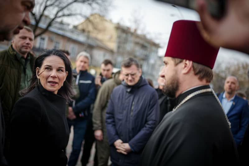 Annalena Baerbock (L), Germany's Foreign Minister, and Dmytro Kuleba (C), Ukraine's Foreign Minister, visit the Transfiguration Cathedral in the port city of Odessa, which was destroyed in a Russian missile attack. Kay Nietfeld/dpa