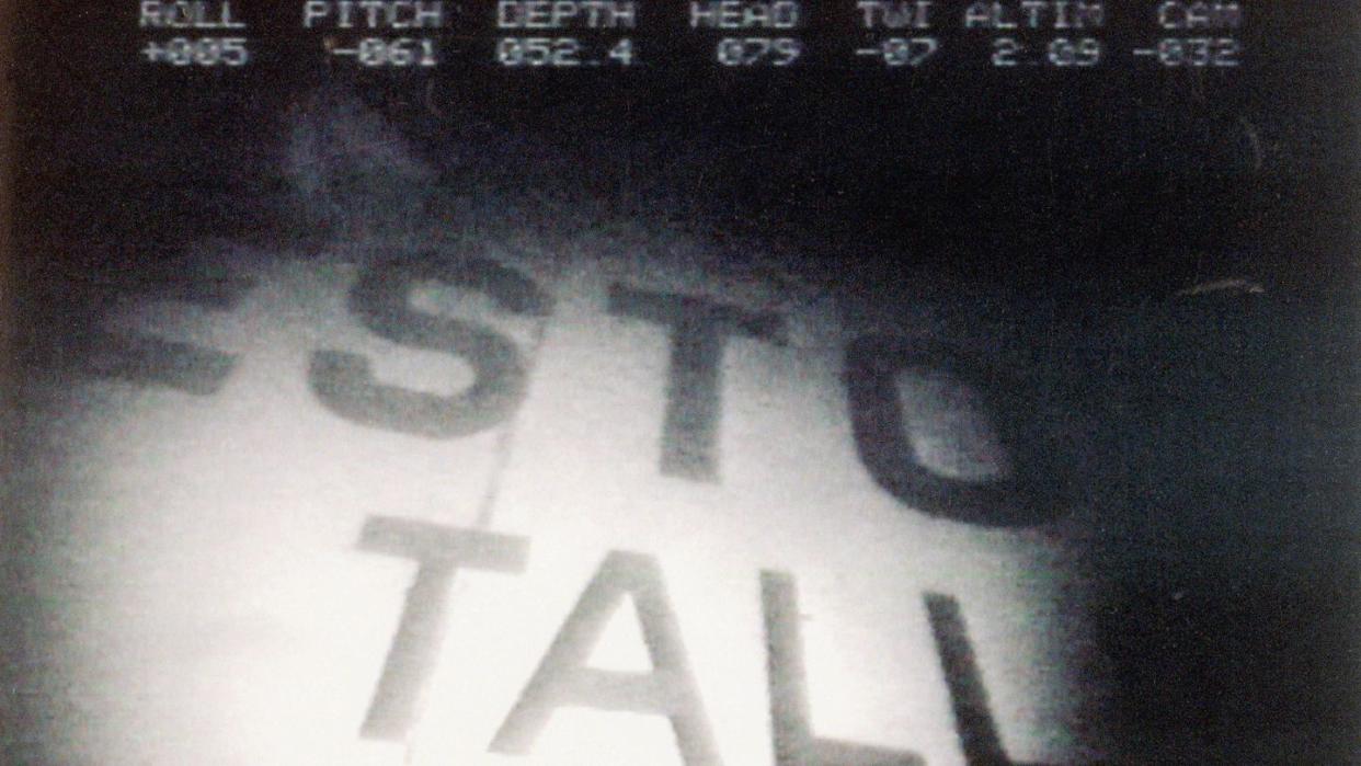 Ein Videostandbild zeigt den Schriftzug der 1994 gesunkenen Ostsee-Fähre «Estonia», die vor der Südküste Finnlands liegt.