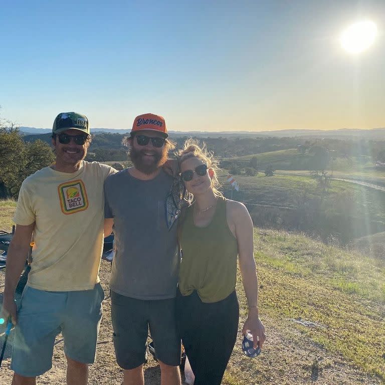 Oliver Hudson, Wyatt Russell y Kate Hudson, los tres hijos de Goldie Hawn