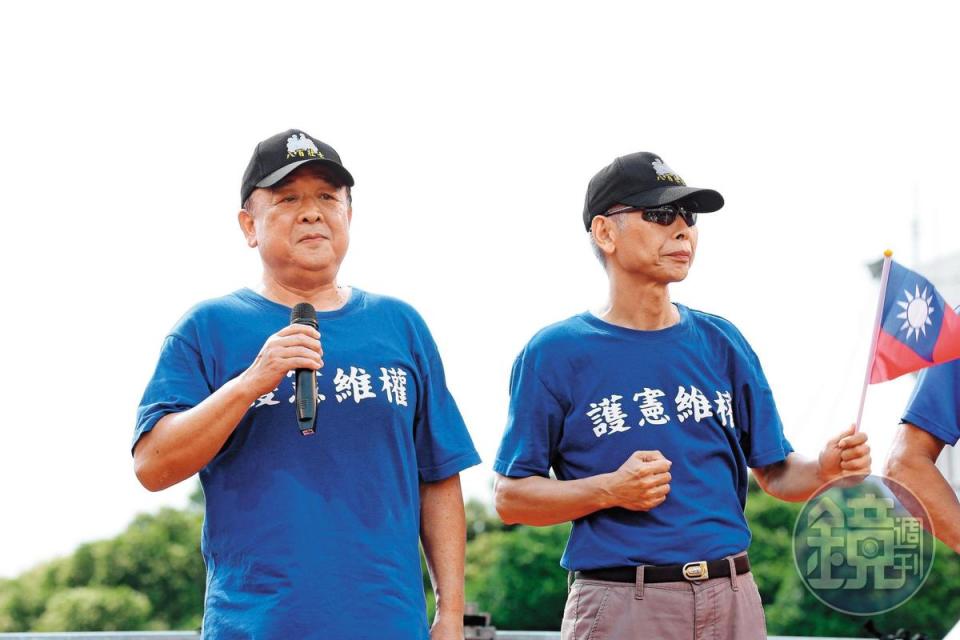 民進黨對準國民黨不分區立委候選人吳斯懷（左）的親中色彩，以「下架吳斯懷」作為選戰訴求。