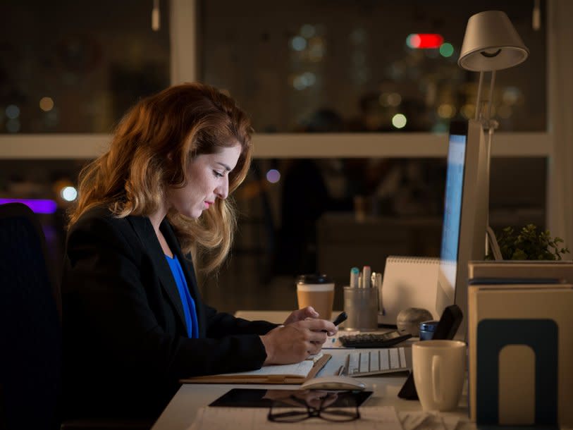 ueberstunden workaholic DE shutterstock_354097691