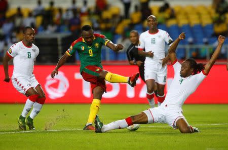Football Soccer - African Cup of Nations - Burkina Faso v Cameroon - Stade de l'Amitie - Libreville, Gabon - 14/1/17. Cameroon's Jacques Zoua Daogari is tackled by Burkina Faso's Bakary Kone. REUTERS/Mike Hutchings