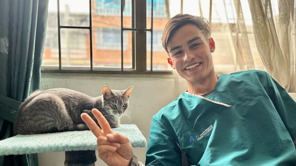 Johan López, en su casa junto a uno de sus gatos. 