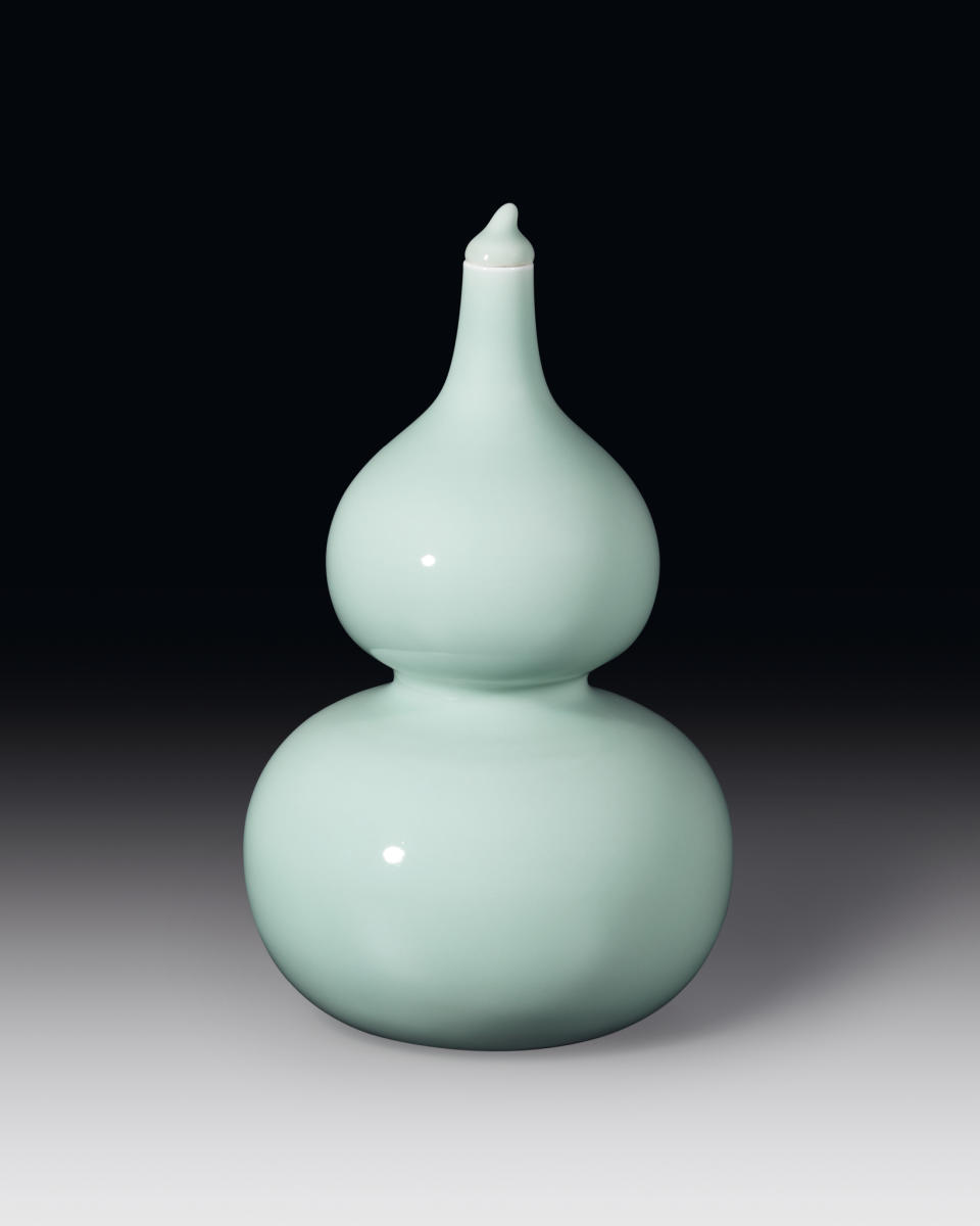 Large double-gourd vase with pale celadon glaze
Qing dynasty, Qianlong period and reign mark circa 1765
Zhuyuetang Collection