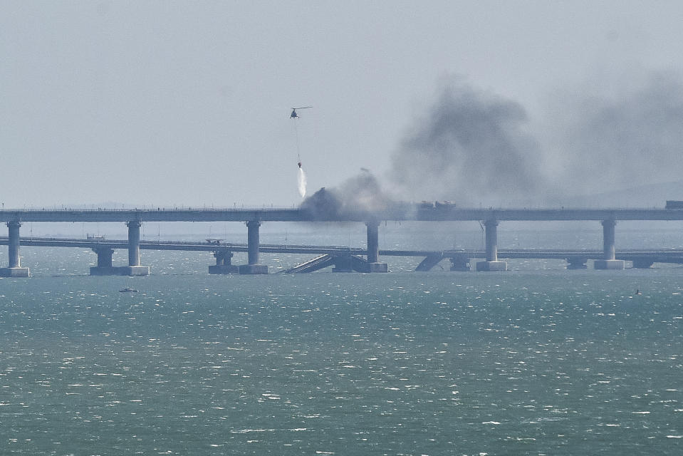 Eine Explosion und ein schwerer Brand haben die Krim-Brücke bereits vor einigen Wochen beschädigt (Bild: Uncredited/AP/dpa)