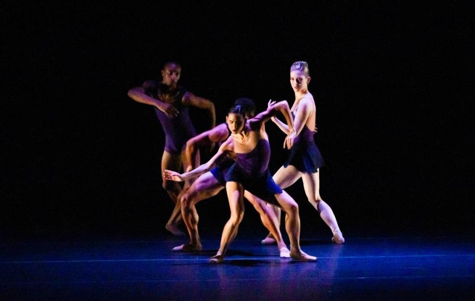 Daniel White, Lyvan Verdecia, Melissa Verdecia y Chloe Freytag en “Smallest Orbits”, estreno mundial de Helen Simoneau para Dimensions Dance Theatre of Miami. 