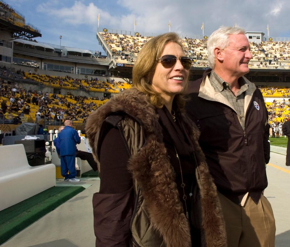 Jimmy Haslam und seine Frau Dee unterhalten sich vor dem Spiel der Pittsburgh Steelers und der Oakland Raiders am 21. November 2010 in Pittsburgh, Penn.  Jimmy Haslam wurde 2008 Partner der Pittsburgh Steelers.