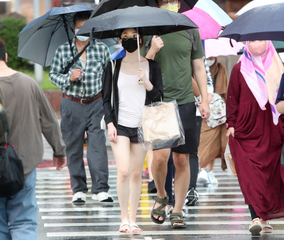 中颱諾盧為台灣帶來大量水氣，今日台灣東方海面又生成熱帶性低氣壓TD20。(示意圖，資料照)