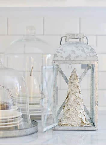 <p><a href="https://thistlewoodfarms.com/4-ways-to-decorate-with-farmhouse-lanterns/" data-component="link" data-source="inlineLink" data-type="externalLink" data-ordinal="1">Thistlewood Farms</a></p>