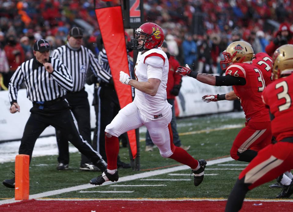 Calgary Dinos Jake Harty (6) scores a touchdown past Laval Rouge et Or Alexander Hovington (3) and Vincent Plante (36) during the Vanier Cup University Championship football game in Quebec City, Quebec, November 23, 2013. REUTERS/Mathieu Belanger (CANADA - Tags: SPORT FOOTBALL)