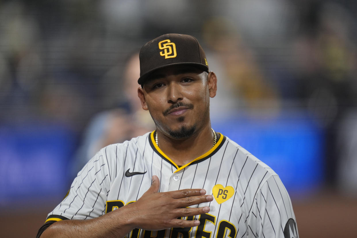 Jeremiah Estrada, pitcher de los San Diego Padres, estableció marca de ponches consecutivos en la era de expansión de las Grandes Ligas. (AP Photo/Gregory Bull)