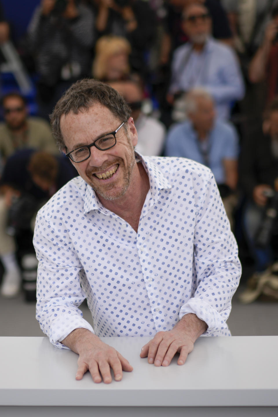 Ethan Coen posa con motivo del estreno de su documental "Jerry Lee Lewis: Trouble in Mind" en la 75a edición del Festival Internacional de Cine de Cannes, en el sur de Francia, el lunes 23 de mayo de 2022. (Foto AP/Daniel Cole)