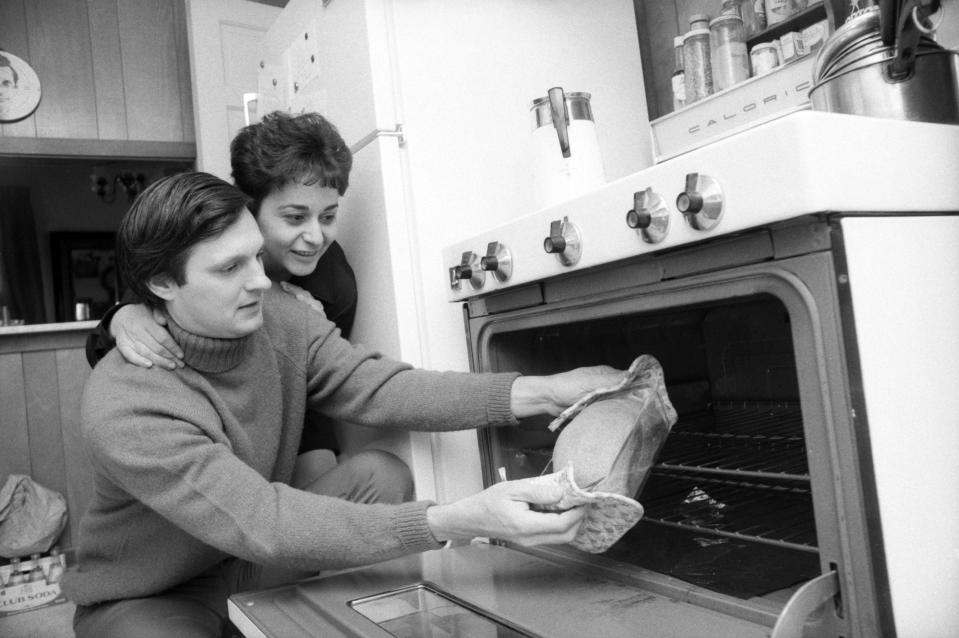 Actor Alan Alda and his wife Arlene enjoy simple holiday activities at their home in Leonia, N.J. in Dec. 17, 1969.