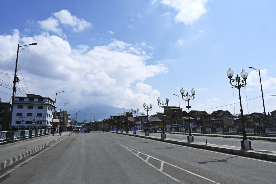 A view of deserted street is seen during a one-day nationwide Janata (civil) curfew imposed as a preventive measure against the COVID-19 coronavirus, in Srinagar on March 22, 2020. - Nearly one billion people around the world were confined to their homes, as the coronavirus death toll crossed 13,000 and factories were shut in worst-hit Italy after another single-day fatalities record. (Photo by Tauseef MUSTAFA / AFP) (Photo by TAUSEEF MUSTAFA/AFP via Getty Images)