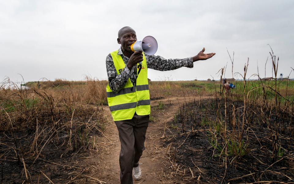 David Inana, a community outreach health worker, calls villagers on Lukunga island to the vaccination site - Diana Zeyneb Alhindawi/United Nations Foundation