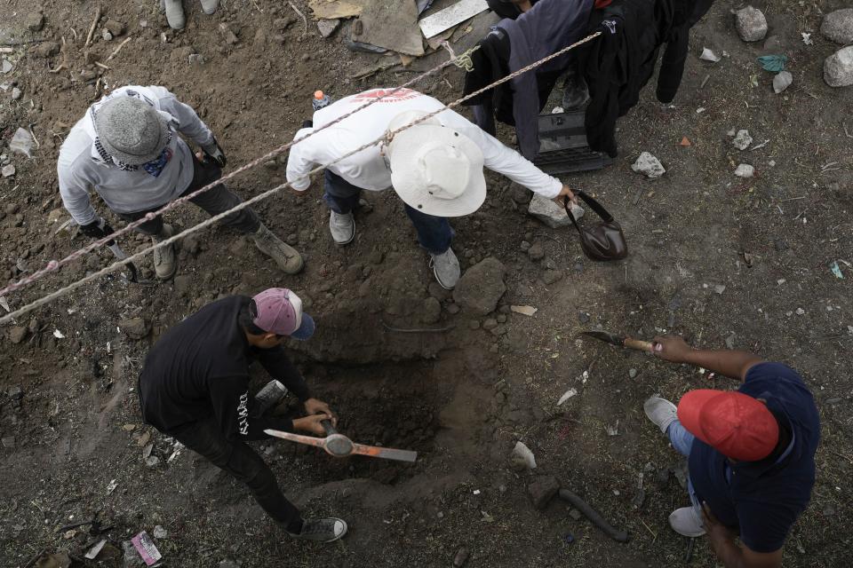 Familiares buscan a sus parientes desaparecidos, el viernes 19 de abril de 2024, en Zumpango, México. Cientos de activistas en búsqueda de parientes desaparecidos se diseminaron por varias partes de México el viernes para una iniciativa coordinada que eleve el perfil de la labor de búsqueda que lideran las familias de miles de desaparecidos en el país, sin el apoyo de las autoridades. (AP Foto/Marco Ugarte)