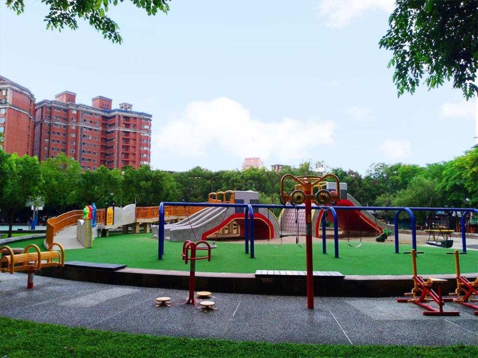 《圖說》中和四號公園可供身障者遊玩的書本遊戲場。〈景觀處提供〉