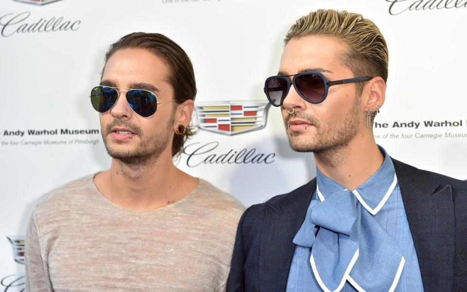 Mit ihrer Band "Tokio Hotel" wurden sie weltbekannt. Bei der 13. Staffel "The Voice of Germany" werden die Brüder Tom und Bill Kaulitz gemeinsam auf einem Doppelstuhl Platz nehmen. (Bild: Hannes Magerstaedt/Getty Images)