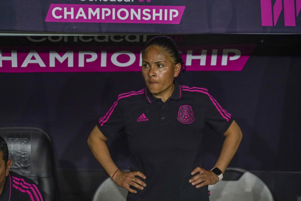 La entrenadora de México, Mónica Vergara, durante el partido contra Estados Unidos por el campeonato femenino de la CONCACAF, en Monterrey, México, el lunes 11 de julio de 2022. Estados Unidos ganó 1-0. (AP Foto/Fernando Llano)