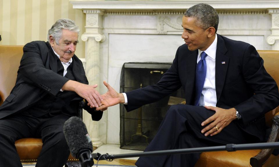El presidente Barack Obama se saluda con el mandatario uruguayo José Mujica en la Oficina Oval de la Casa Blanca en Washington, el lunes 12 de mayo de 2014. (AP Photo)