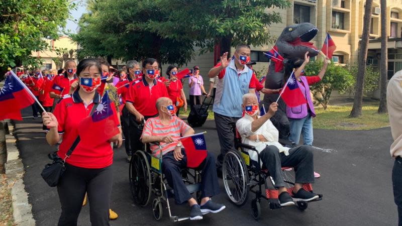 中彰榮家慶祝光輝十月升旗　榮家長輩唱愛國歌遊園區