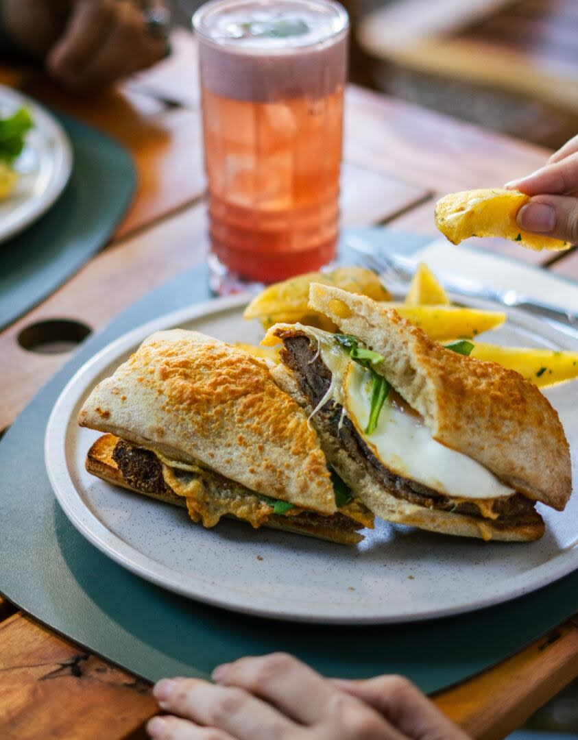 En Tomate también hacen un gran sándwich de milanesa.