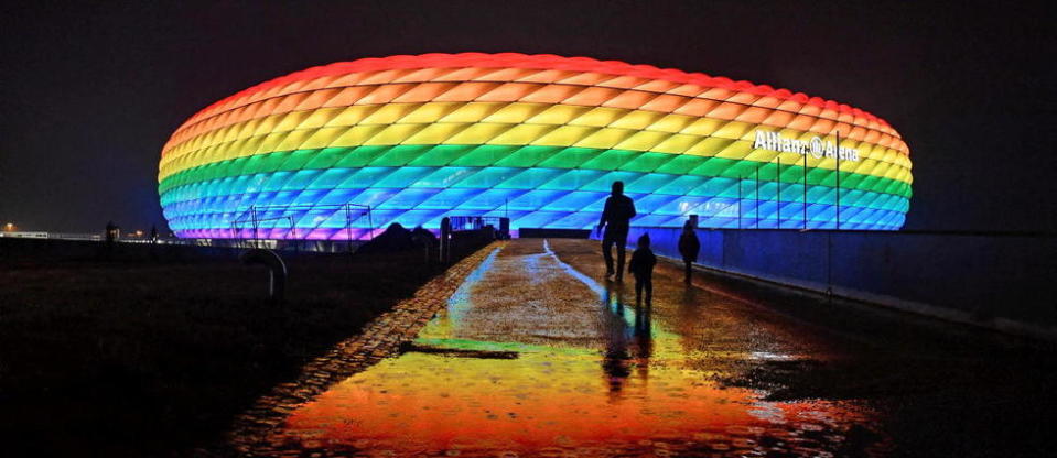 L’UEFA refuse que le stade de Munich soit illuminé aux couleurs arc-en-ciel de la communauté LGBT lors du match entre l’Allemagne et la Hongrie.
