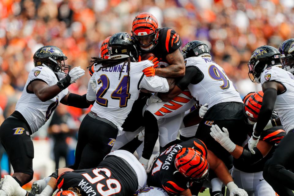 Cincinnati Bengals running back Joe Mixon (28) advances the ball against the Baltimore Ravens in the first half at Paycor Stadium.