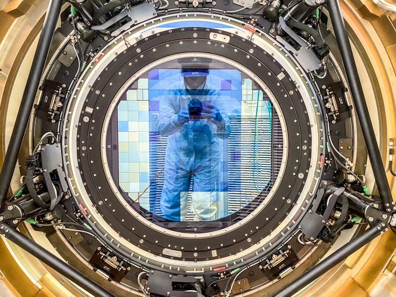 After successfull installation of the camera cryostat in April 2022. - Photo: Travis Lange/SLAC National Accelerator Laboratory