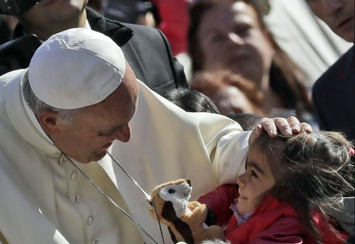 Papst Franziskus streichelt einem Mädchen während seiner Audienz auf dem Petersplatz im Vatikan den Kopf. (Bild: AP Photo/Alessandra Tarantino/AP)