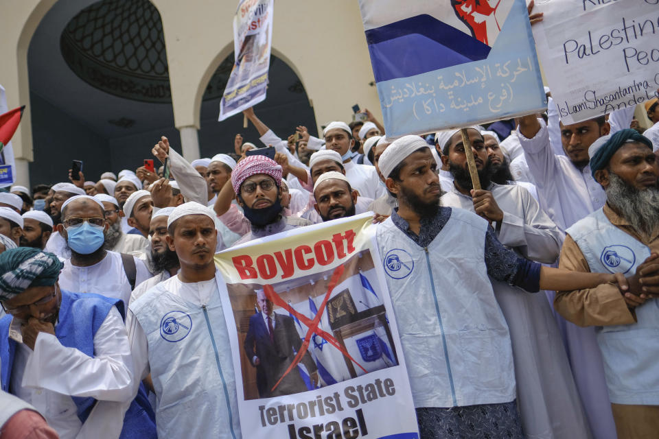 Bangladeshi Muslims protesting against Israeli attacks on Palestinians in Gaza, gather after Eid al-Fitr prayers in front of Baitul Mukarram Mosque in Dhaka, Bangladesh, Friday, May 14, 2021. (AP Photo/Mahmud Hossain Opu)