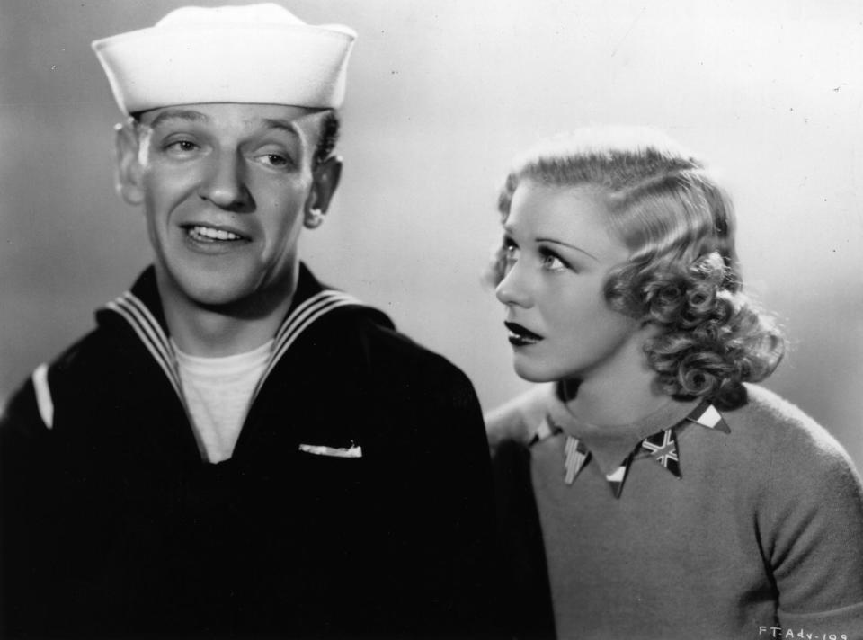 Selbst Tanzfilmlegende Fred Astaire bekam am Set eins übergebraten: Beim Dreh zu "Marine gegen Liebeskummer" trug seine Tanzpartnerin Ginger Rogers ein Kleid mit weiten, perlenbesetzten Ärmeln. Bei einer Drehung schlug einer der schweren Ärmel in Astaires Gesicht. Regisseur Mark Sandrich entschied, dass es trotzdem die beste Aufnahme der Szene war und verwendete sie im Film. (Bild: Hulton Archive/Getty Images)