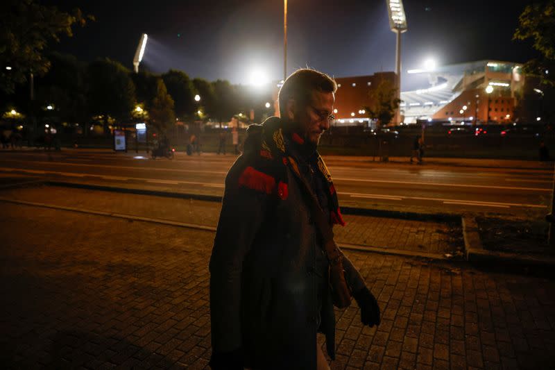 Un hombre camina fuera del estadio Rey Balduino después de que el partido entre Bélgica y Suecia fuera suspendido tras un tiroteo en Bruselas, Bélgica