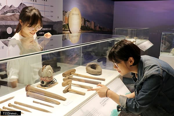 觀音山打石產業相關文物，於山水八里特展展出。（圖：十三行博物館提供）