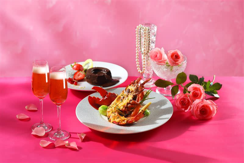 草莓主題豪華龍蝦大餐在情人節特別應景。（圖／50樓Café提供）