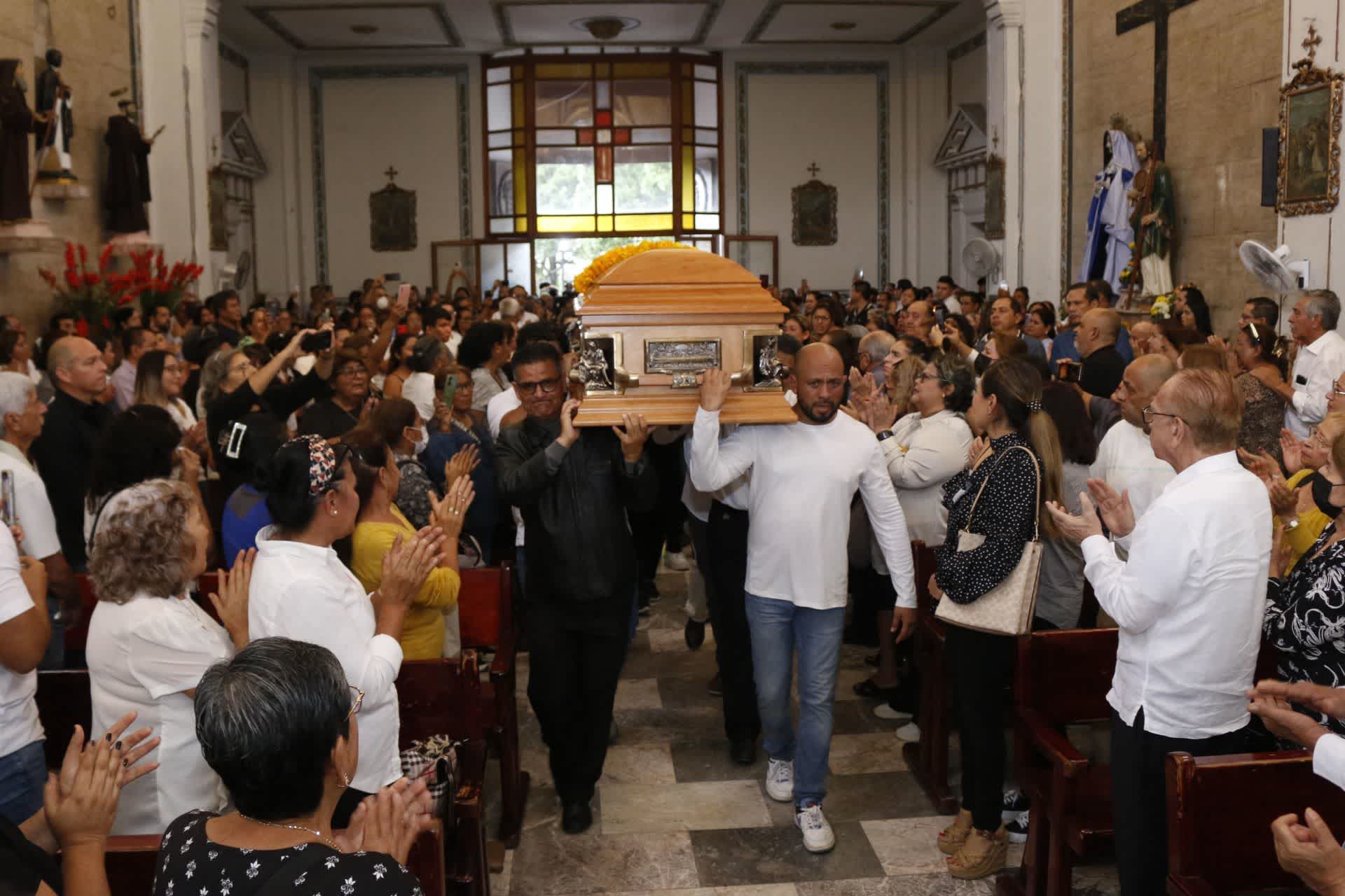 CHILPANCINGO, GUERRERO, 07OCTUBRE2024.- Miles de personas se despidieron durante el cortejo fúnebre del alcalde de Chilpancingo, Alejandro Arcos Catalán, quien fue asesinado la tarde del día domingo en la capital del estado de Guerrero. FOTO: DASSAEV TÉLLEZ /CUARTOSCURO.COM