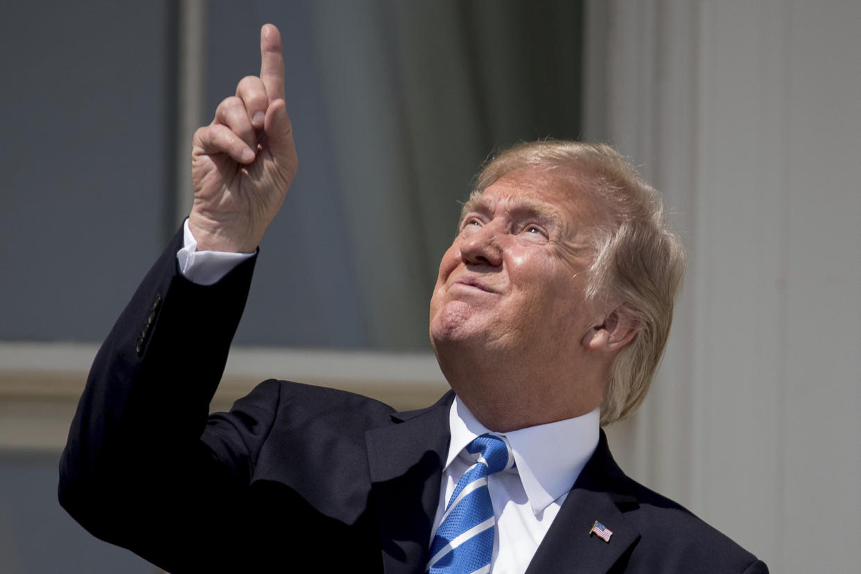 Das ist aber hell! Donald Trump ohne Schutzbrille während der Sonnenfinsternis. (Bild: AP Photo/Andrew Harnik)