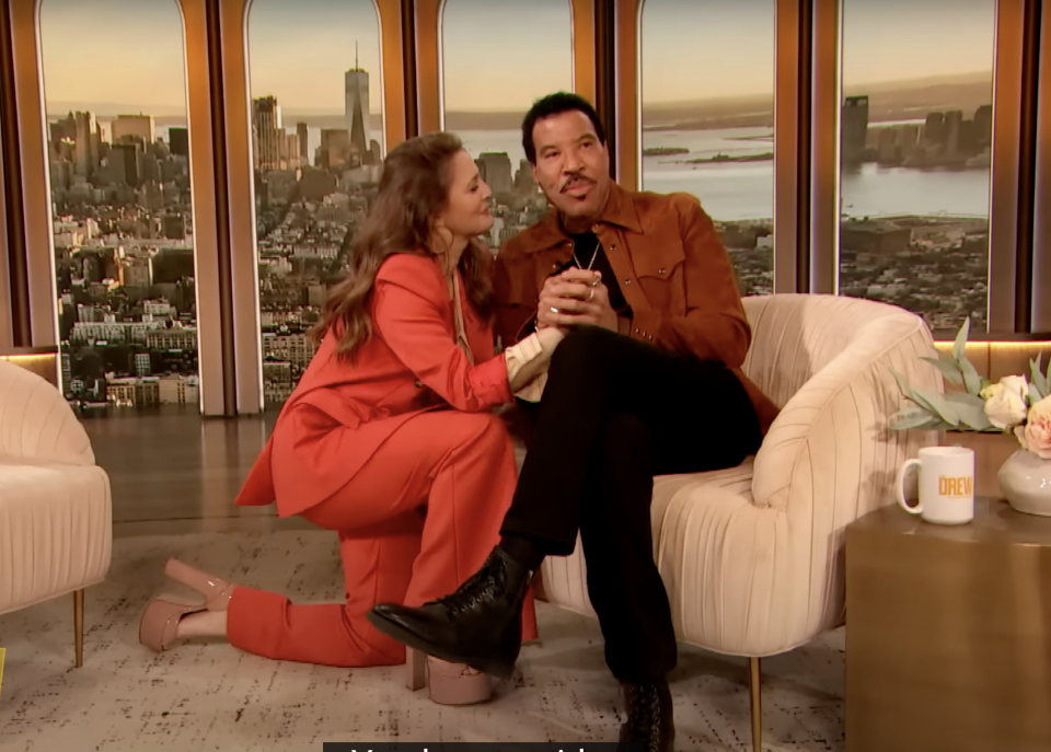 Drew Barrymore and Lionel Richie (The Drew Barrymore Show)