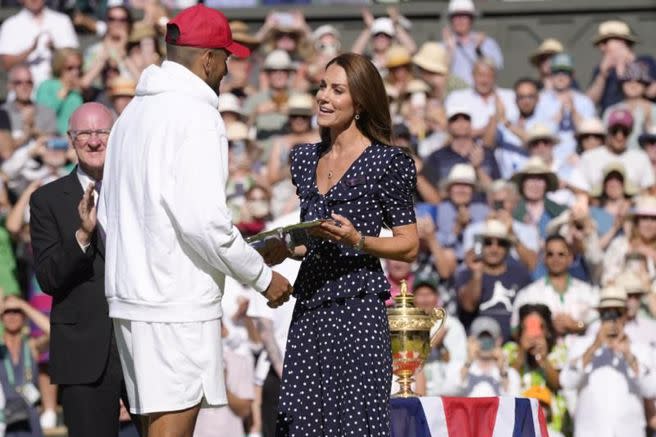 澳洲網球選手基瑞歐斯(左)違規戴著喬丹帽接受劍橋公爵夫人頒獎。（美聯社）