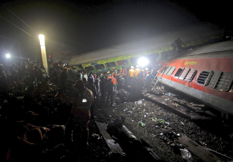 Rescatistas laboran el sábado 3 de junio de 2023 en el sitio donde dos trenes de pasajeros se descarrilaron, en el distrito Balasore, estado de Orisha, en el este de la India. (AP Foto)