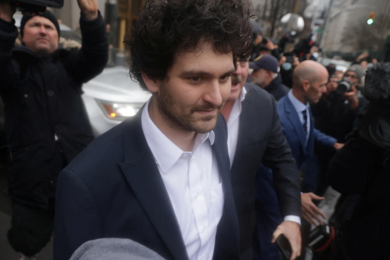 Former FTX chief executive Sam Bankman-Fried, who faces fraud charges over the collapse of the bankrupt cryptocurrency exchange, walks from the Manhattan federal court after securing bail in New York City, U.S. December 22, 2022.  REUTERS/Jeenah Moon